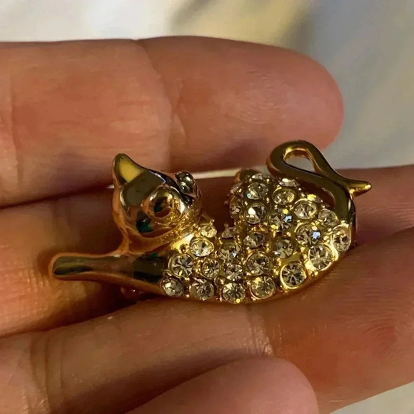 Vintage SIGNED Krementz gold tone
rhinestones cat brooch like new - Picture 9 of 10